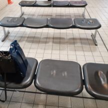 「よく利用した地元の駅の待合室の椅子に残る、人のお尻の跡」 (画像１)