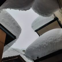 「実家の玄関の屋根にて豪雪で盛り上がっている雪」 (画像３)